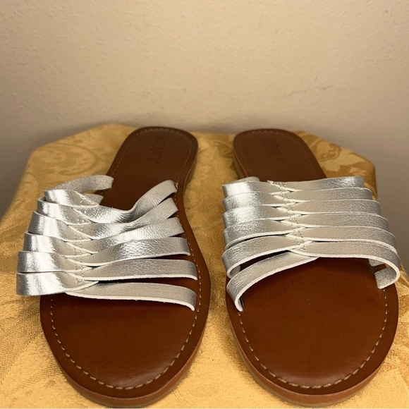 ROXY SIZE 6 SILVER TAN BROWN SANDALS BEACH VACATION SLIP IN STYLE - Picture 3 of 10